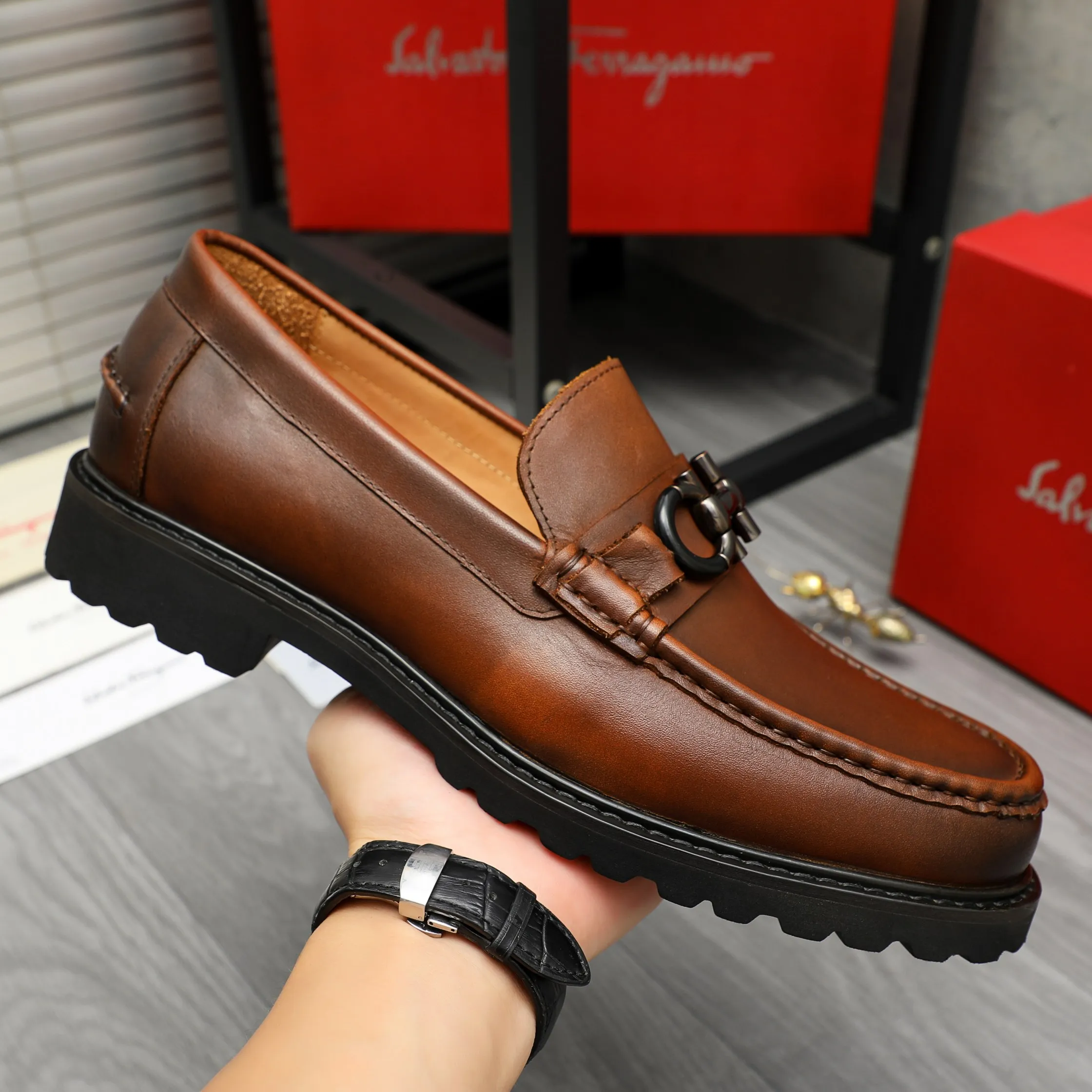 Men's shoes 💰442 Product trademark: Ferragamo "Ferragamo" business formal leather shoes Regular size: 38-46 (45.46 custom-made and non-returnable) Product materials: Selected color-brushed cowhide upper, cowhide lining, non-slip rubber outsole